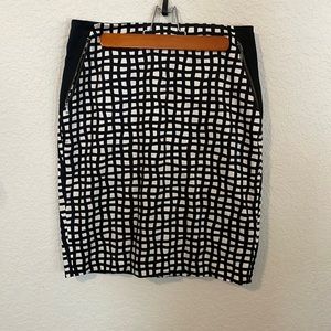 The limited size 4 pattern pencil skirt with zipper pockets